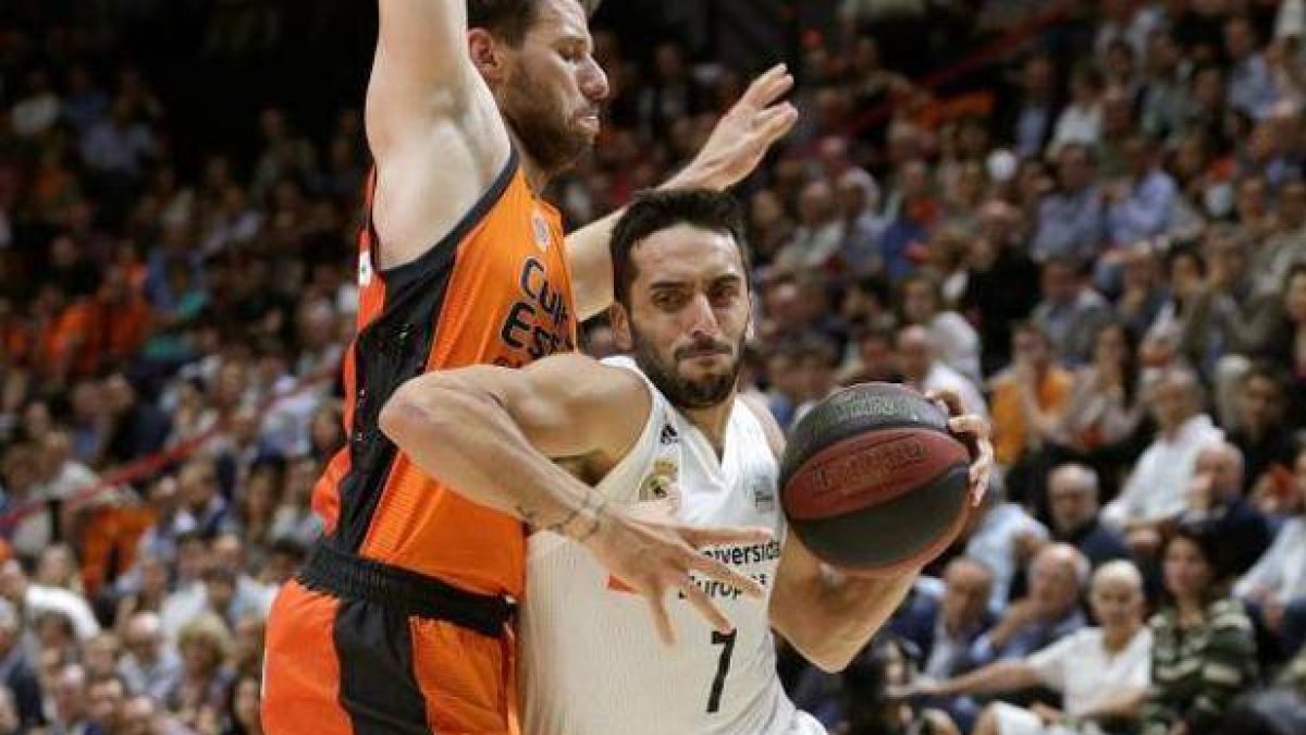 Campazzo y Van Roosom libraron un gran duelo