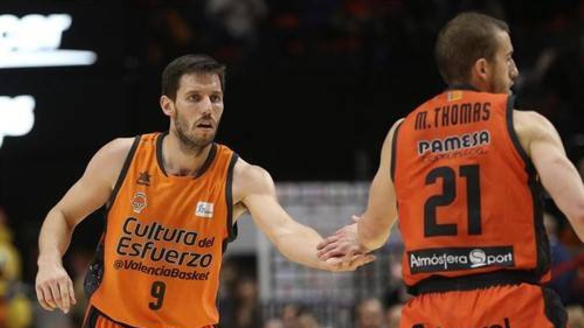 Sam Van Rossom y Matt Thomas se felicitan