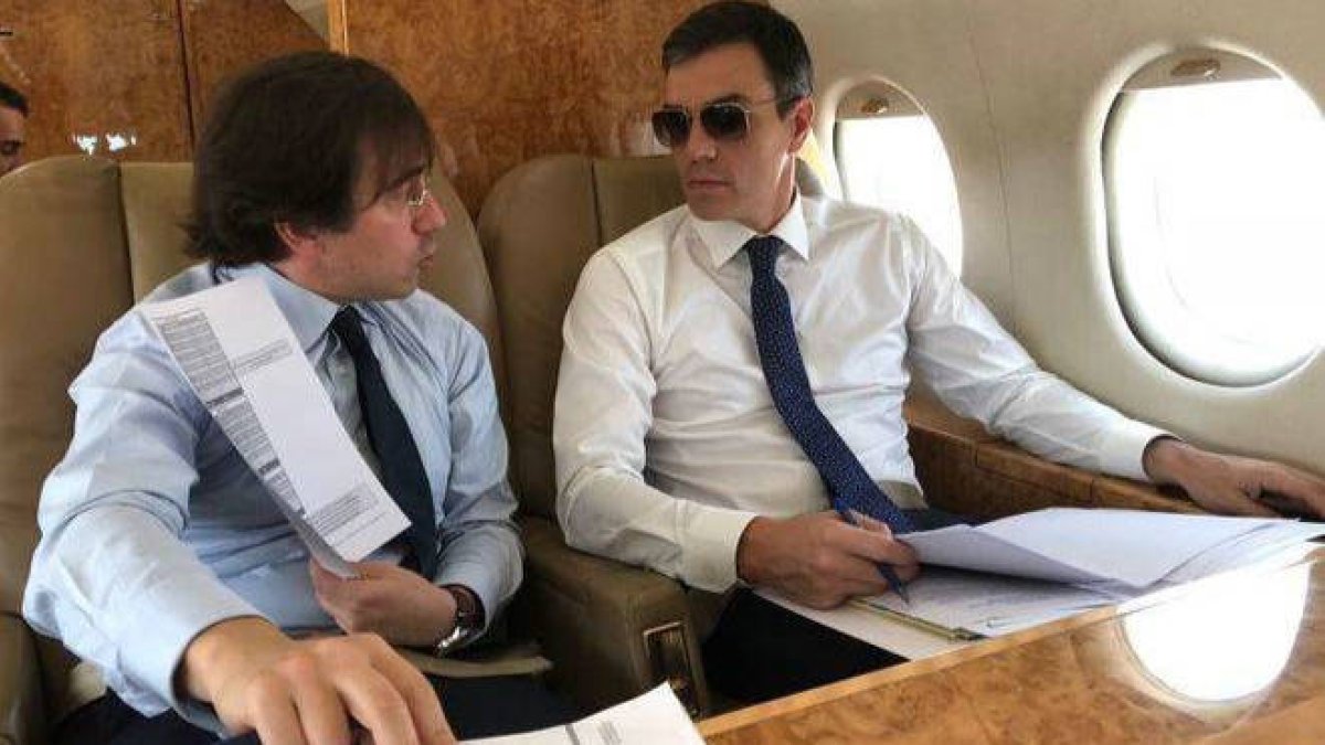 Pedro Sánchez durante un viaje en el Falcon.