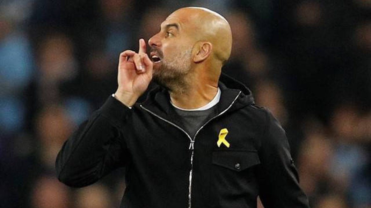 El entrenador catalán, luciendo un lazo amarillo en la Premier