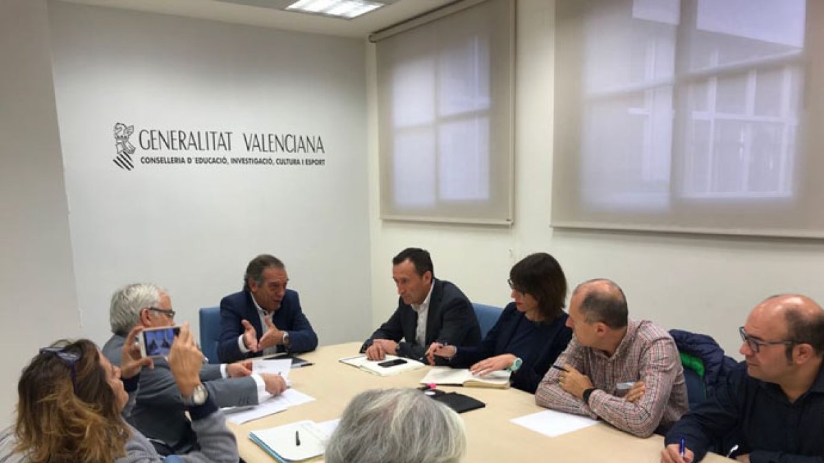 Reunión del Carlos González en Valencia con responsables de Educación.