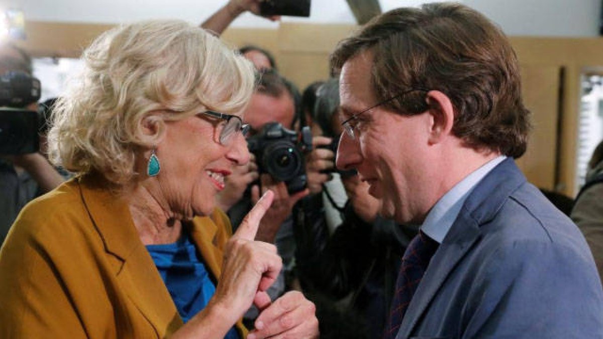 Carmena y Martínez-Almeida durante su conversación privada.