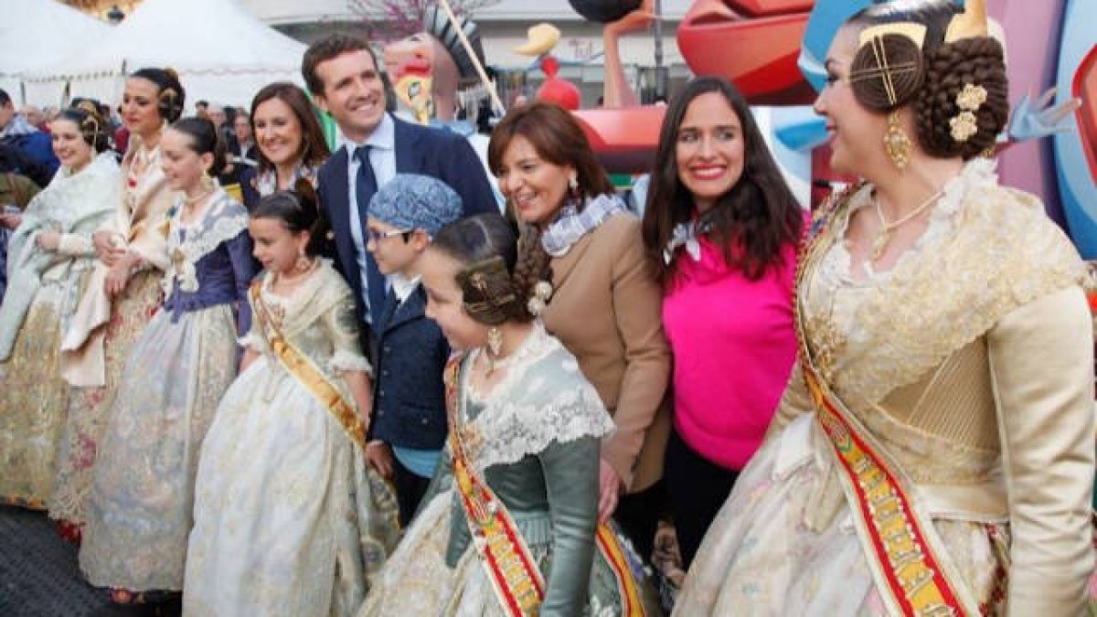 Pablo Casado con Isabel Bonig,María José Catalá y Belén Hoyo en la Fallas.