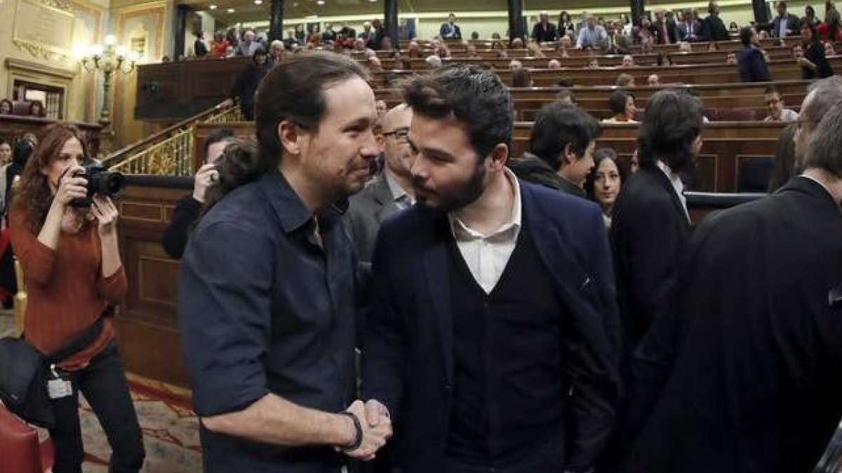 Rufián e Iglesias, saludándose en el Parlamento