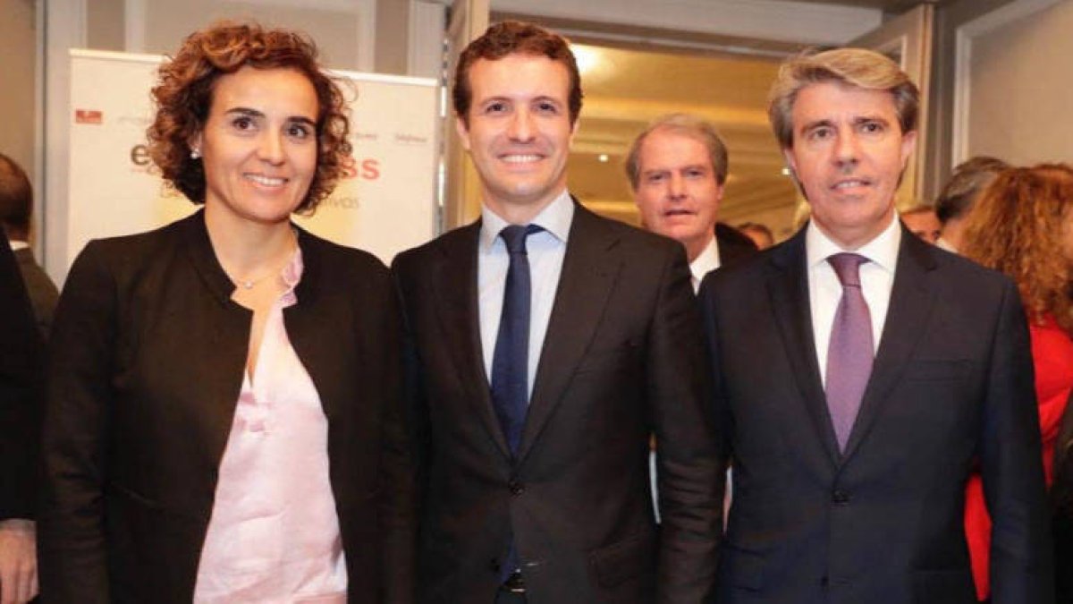Casado, flanqueado por Montserrat y Garrido, números 1 y 4 de la candidatura europea.