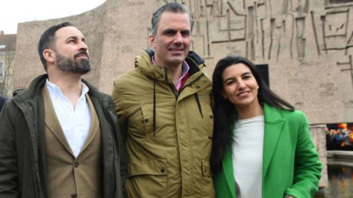 Abascal junto a Ortega Smith y Rocío Monasterio.