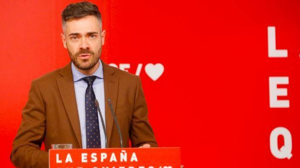 El portavoz del Comité Electoral del PSOE presentando su