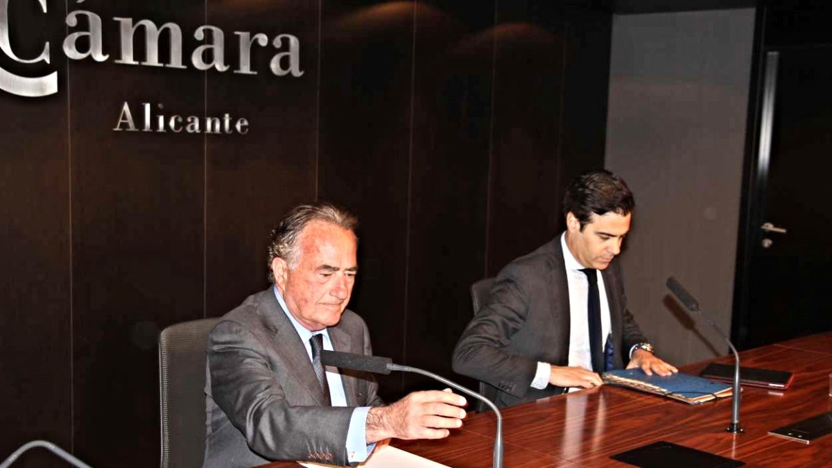 Riera en un acto junto al presidente del ICO