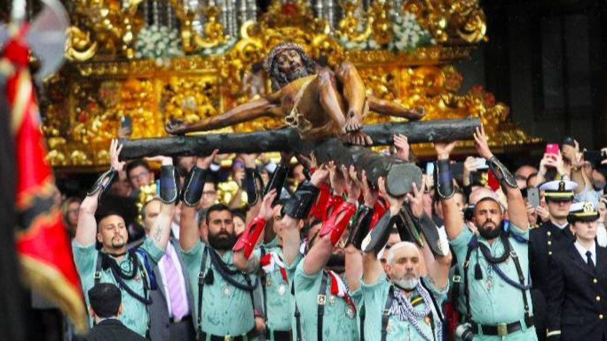 Momento de desembarco del Cristo de la Buena Muerte llevado en volandas por legionarios.
