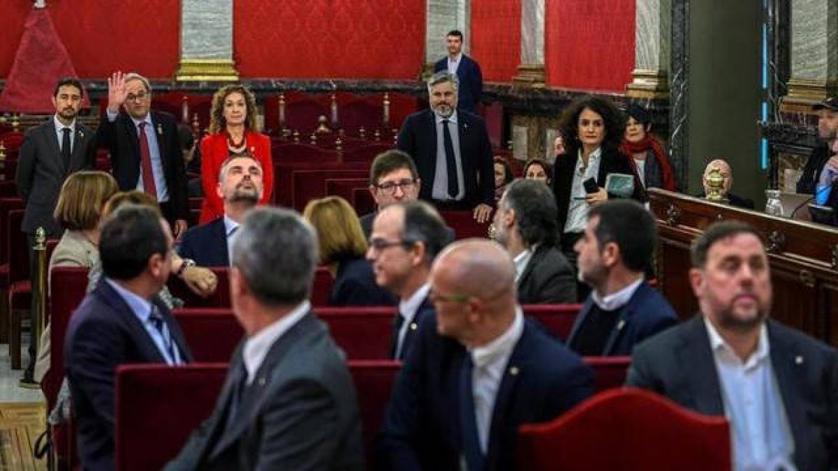 El presidente Torra, saludando a los presos independentistas en la primera sesión del juicio