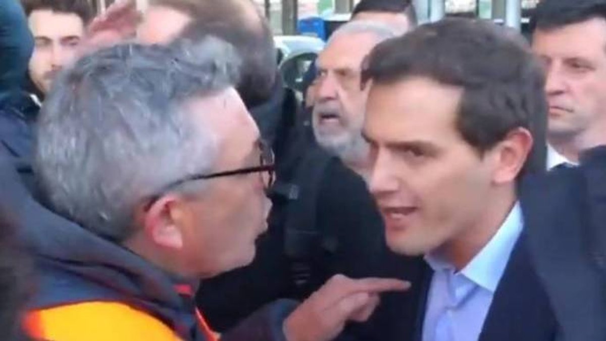 Rivera, acosado por un taxista en la estación de Atocha, este lunes.