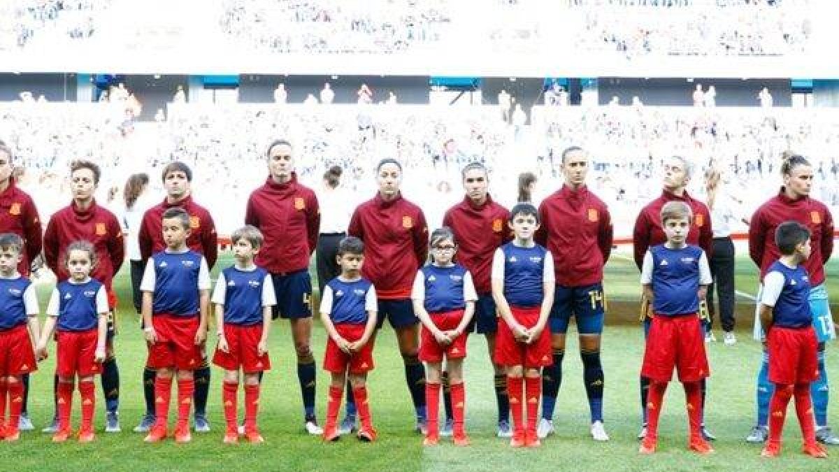 España jugará de rojo y blanco