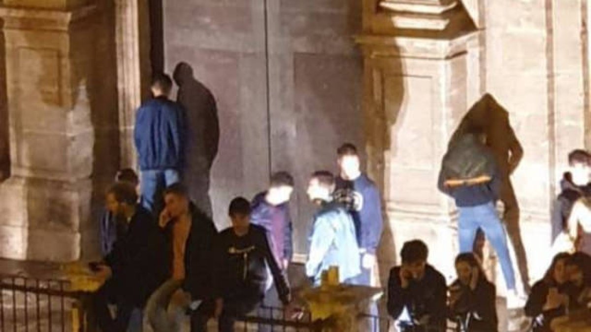 Jovenes orinando en la fachada de la iglesia de los Santos Juanes.