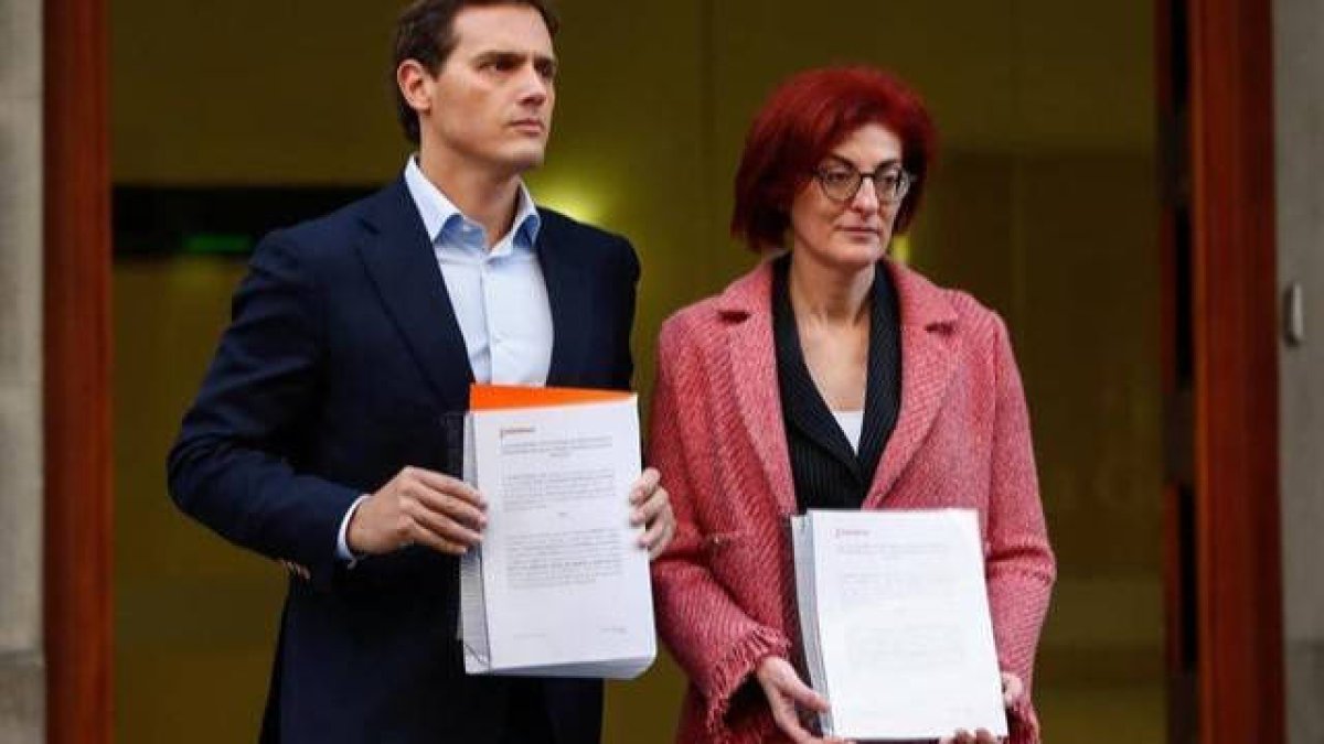 Albert Rivera y Marta Pagaza, durante la presentación de la denuncia