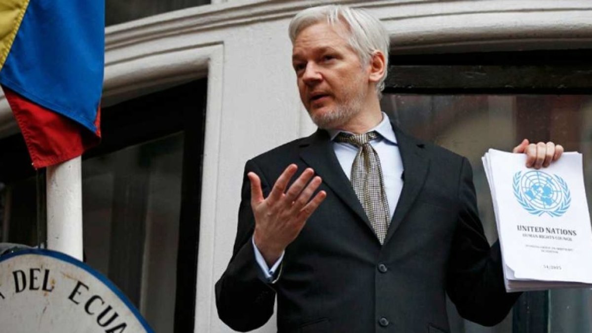 Julian Assange, en el balcón de la embajada de Ecuador en Londres, en la que esta asilado.