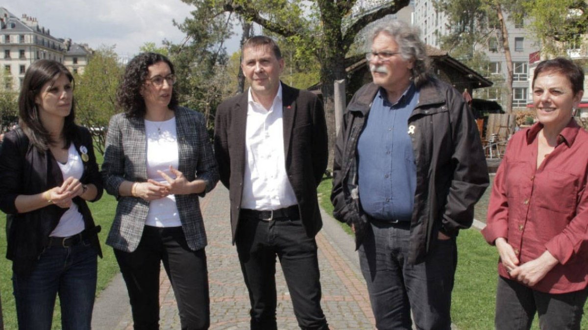 Rovira, Tardà y, en el centro, Otegi.