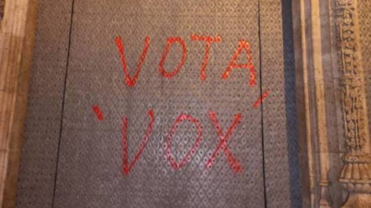 La Lonja de valencia con pintadas de 