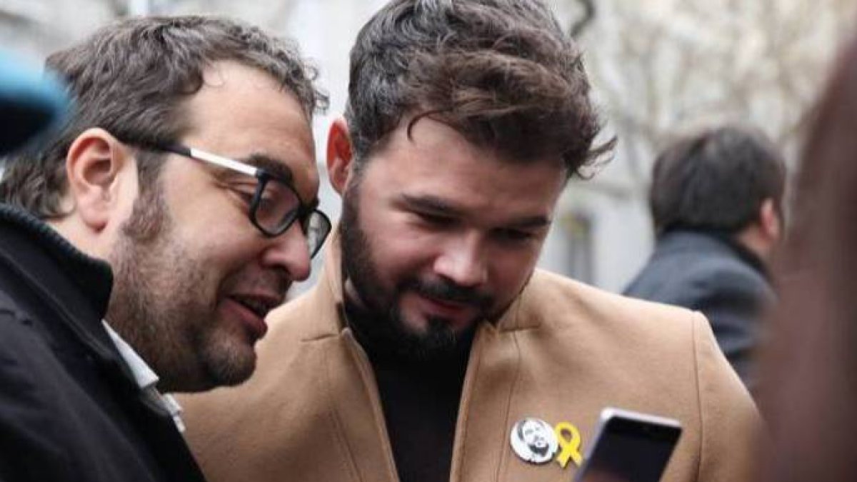 Rufián, en una concentración independentista mirando un móvil.