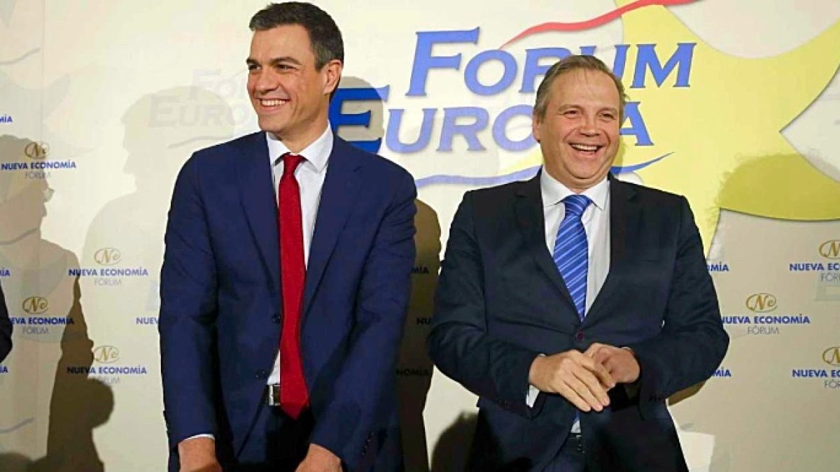 Pedro Sánchez junto al anterior candidato a la alcaldía de Madrid, Antonio Miguel Carmona.