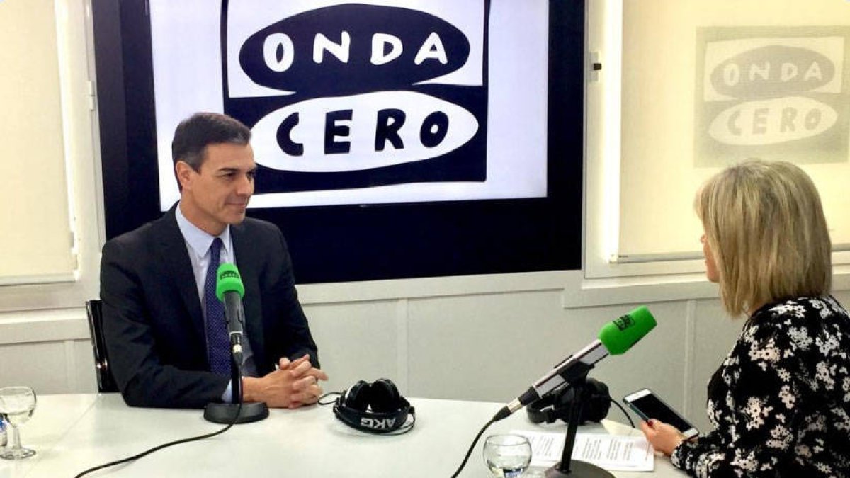 Pedro Sánchez durante la entrevista con Julia Otero.