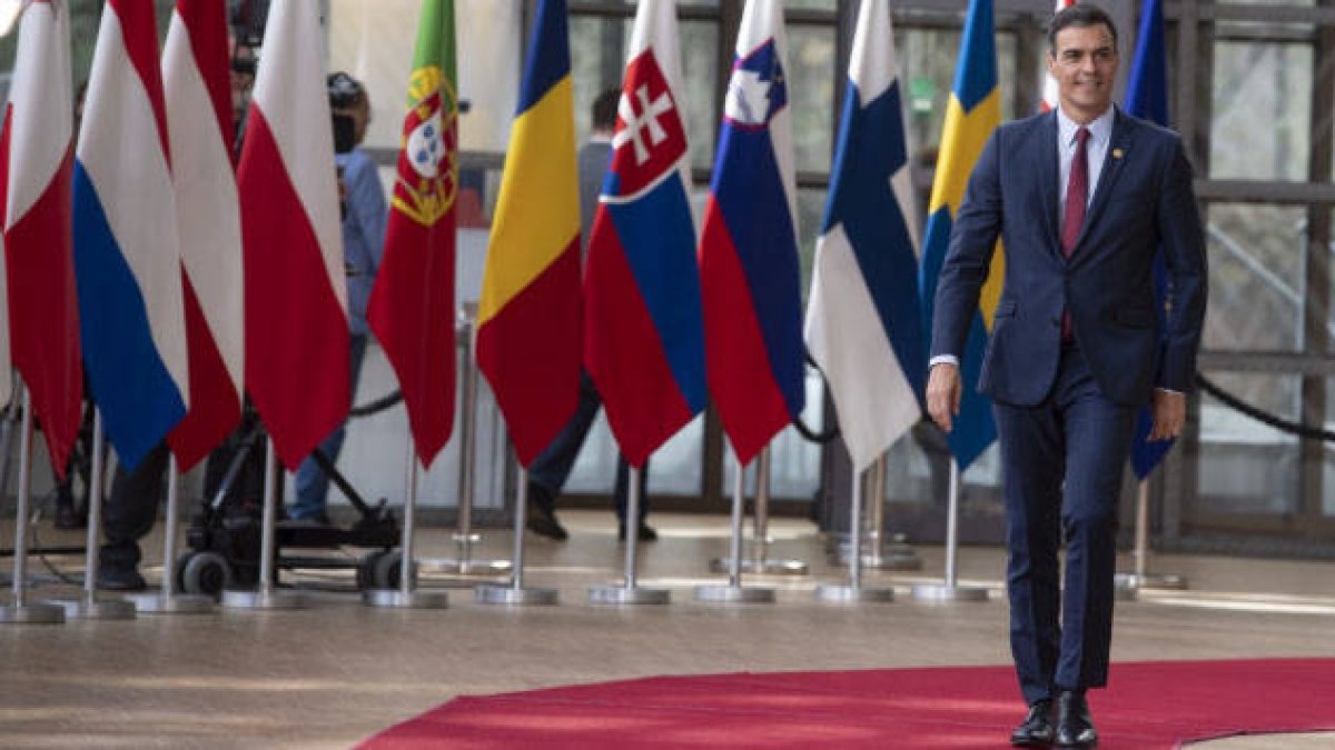 Quién diría que Sánchez está en funciones y con su investidura atascada viéndole caminar.