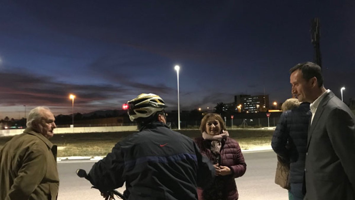 Viandantes de la zona hablan con el alcalde de la puesta en marcha del alumbrado.