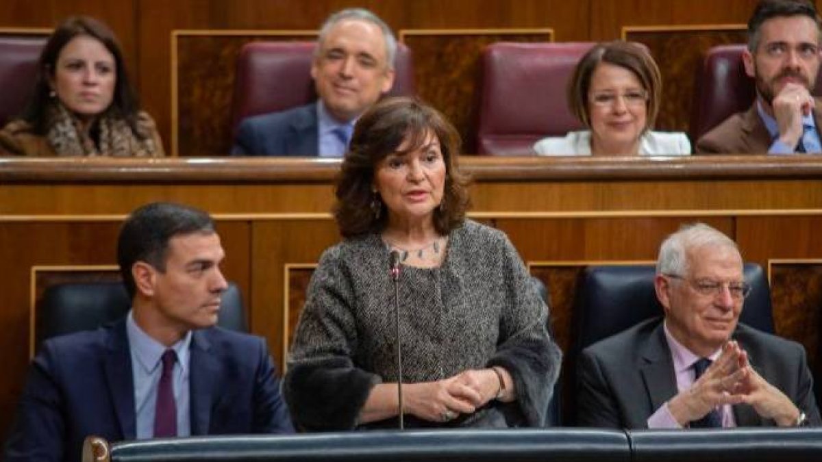Pedro Sánchez en su escaño en el Congreso. Detrás de él, la número dos del PSOE, Adriana Lastra.