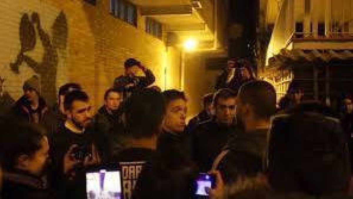 El vídeo del escrache a Errejón donde le cantan las cuarenta por