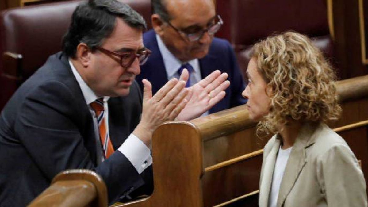 El portavoz del PNV, Aitor Esteban, y la ministra Meritxell Batet.