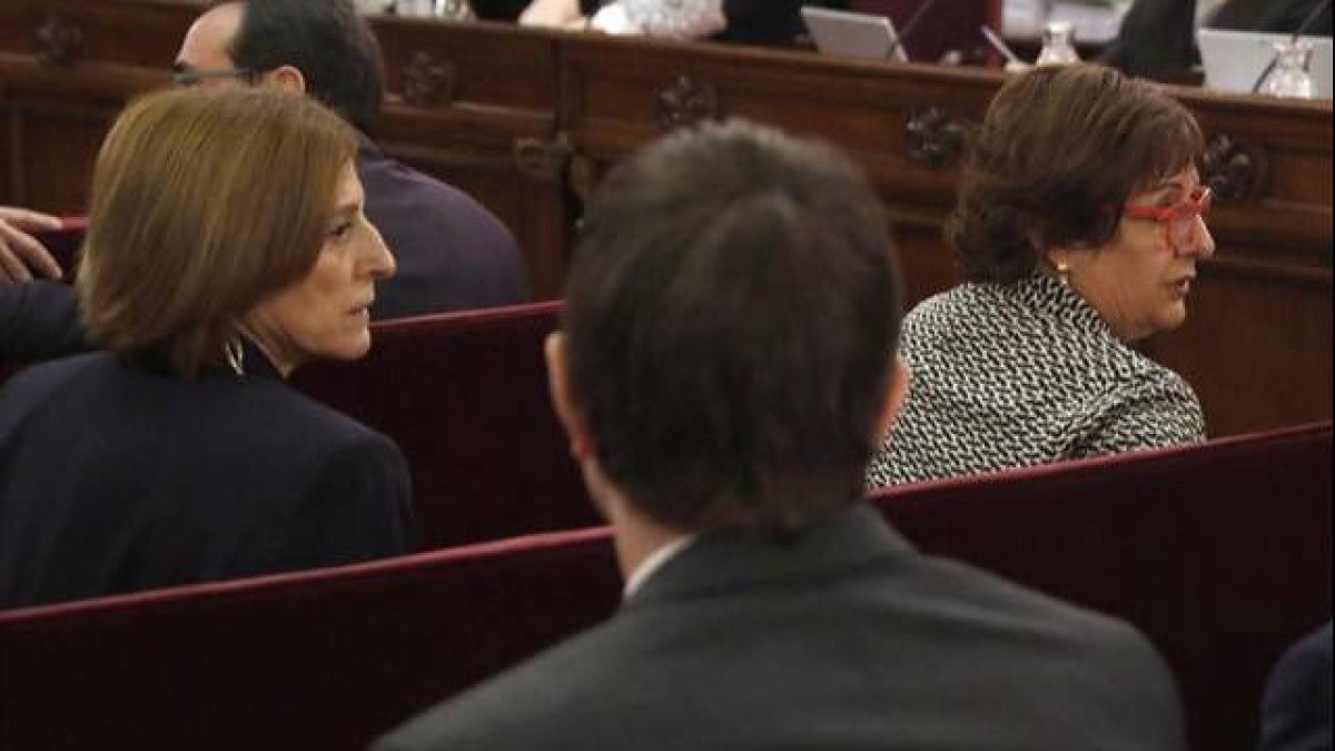 Carme Forcadell junto a Dolors Bassa.