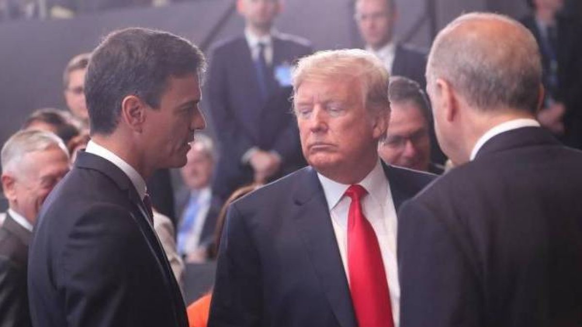 Sánchez forzó su primera foto con Trump en la cumbre de la OTAN.
