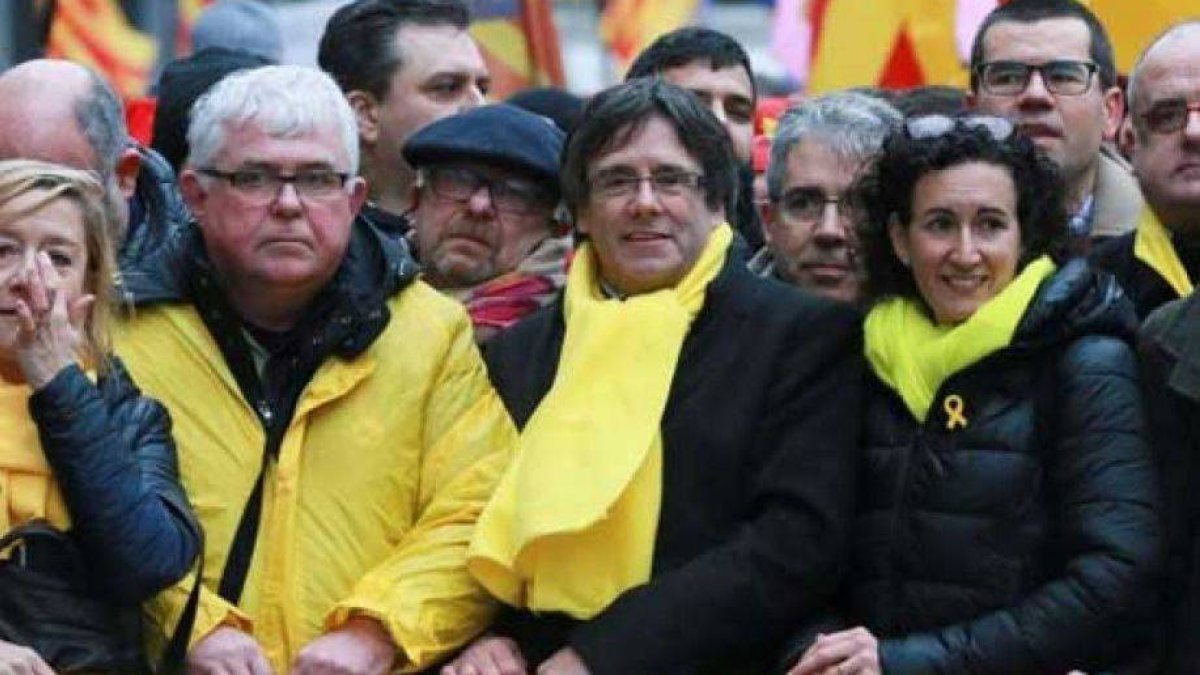Puigdemont manifestándose en Bacelona con nacionalistas flamencos