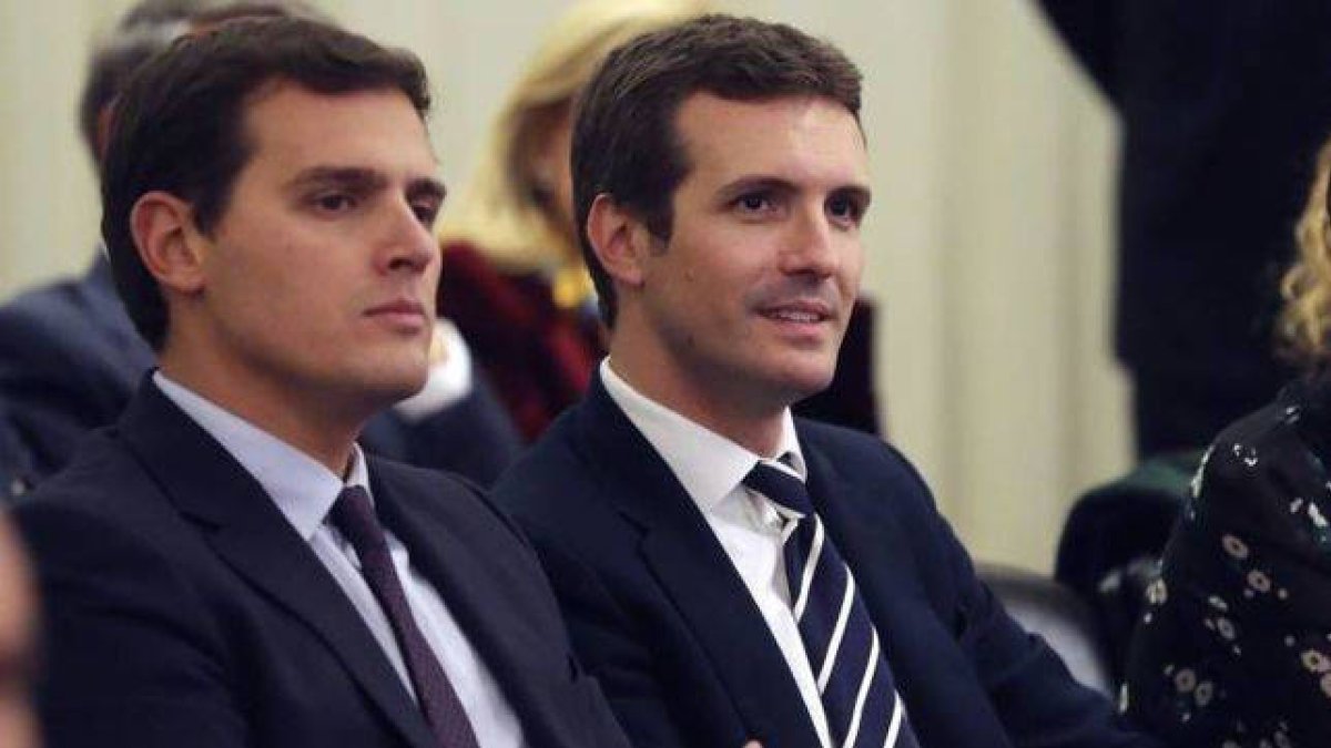 Casado marca distancia con Rivera recordándole su pacto con Sánchez