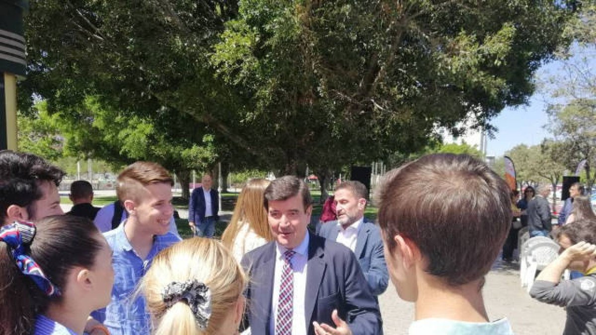 Fernando Giner con estudiantes ante la Facultad de Derecho de Valencia
