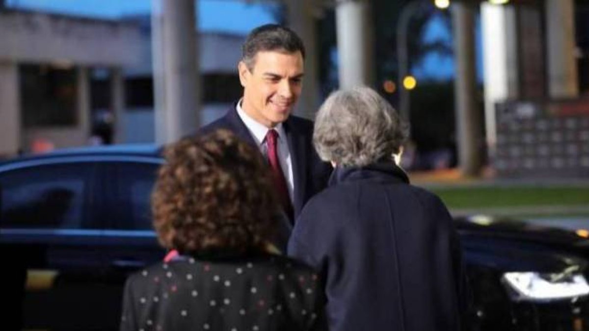 Rosa María Mateo recibiendo a Sánchez en el debate de TVE de la campaña del 28-A.