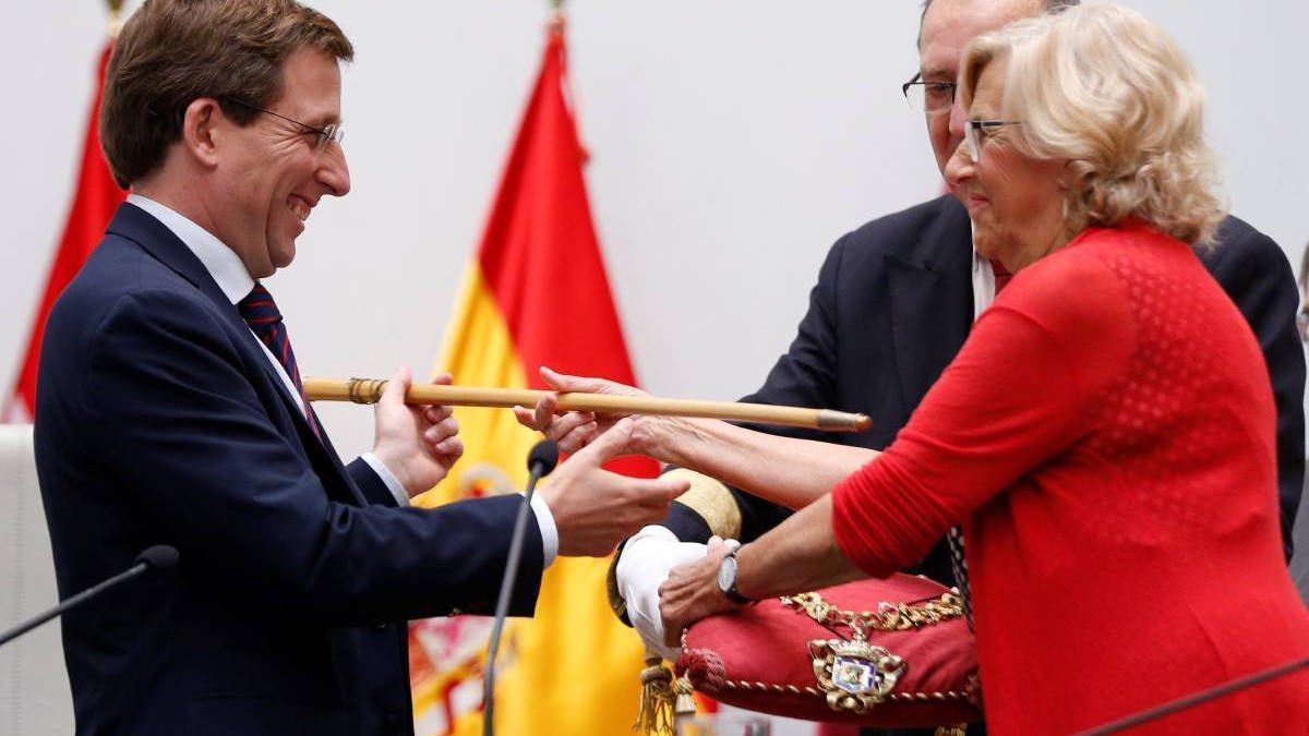 Carmena, entregándole la vara de la alcaldía a Martínez-Almeida