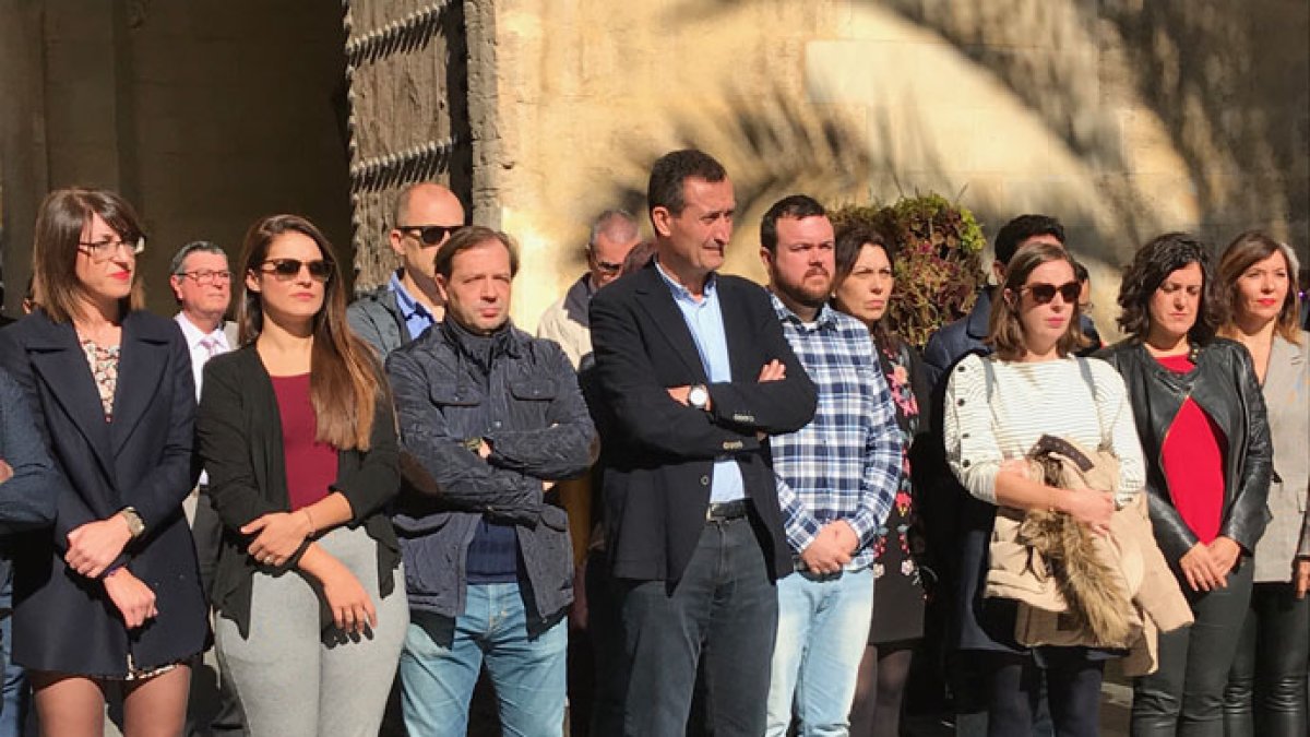 La Corporación municipal guardó cinco minutos de silencio por el último asesinato de una joven en Elda.