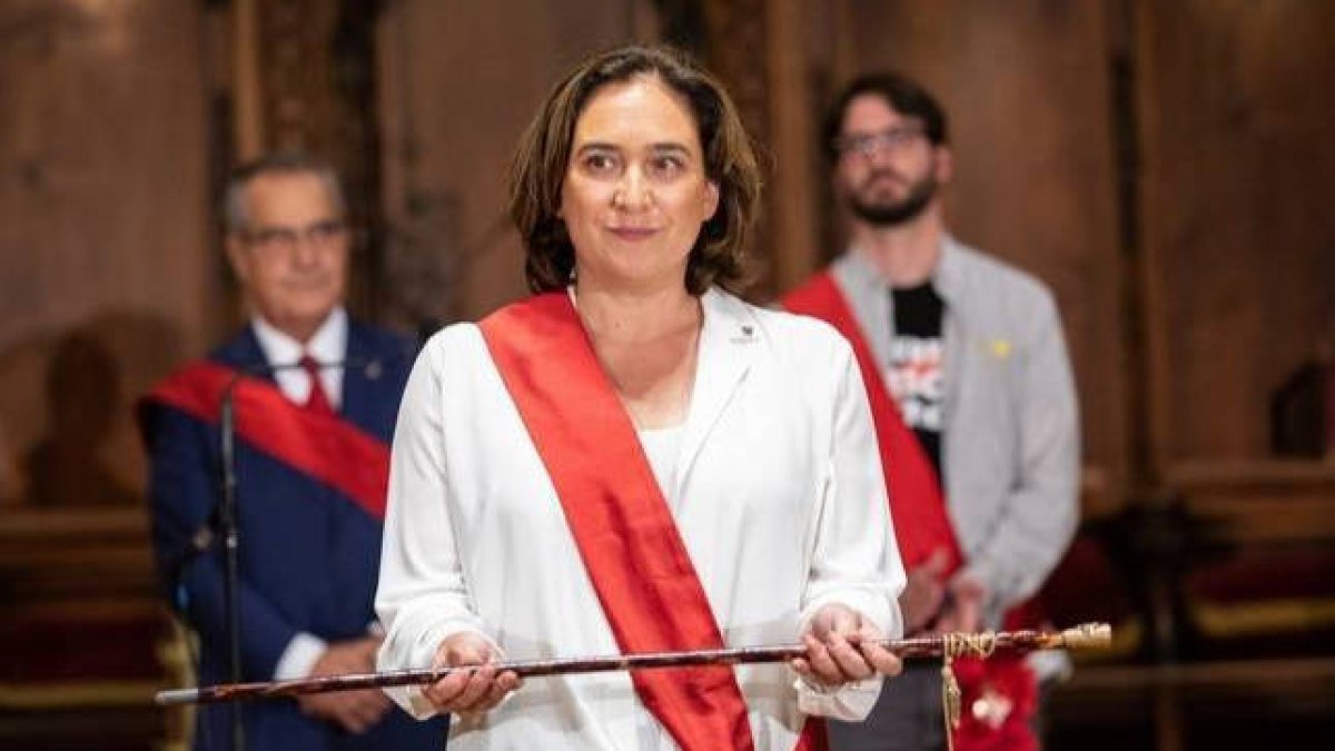Colau, con la vara de la Alcaldía