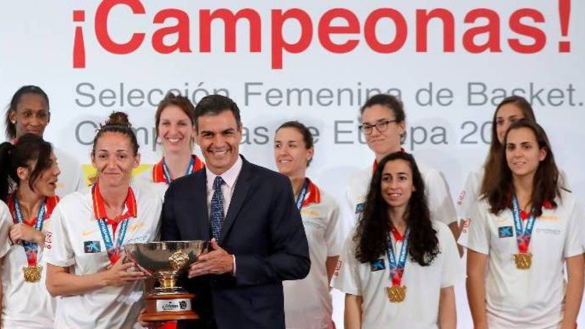 La agenda paralela de Pedro Sánchez: brillo, sí, al fango de la investidura, menos.