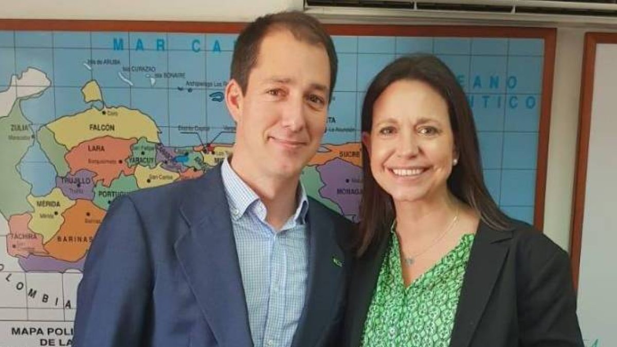 Victor González, vicepresidente de Vox, en Caracas junto a la opositora Corina Machado.