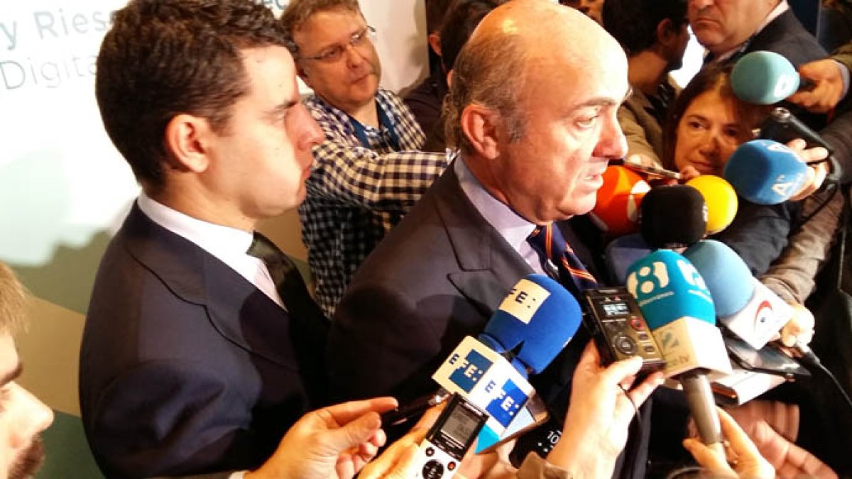 Luis de Guindos atiende a los periodistas en Alicante.