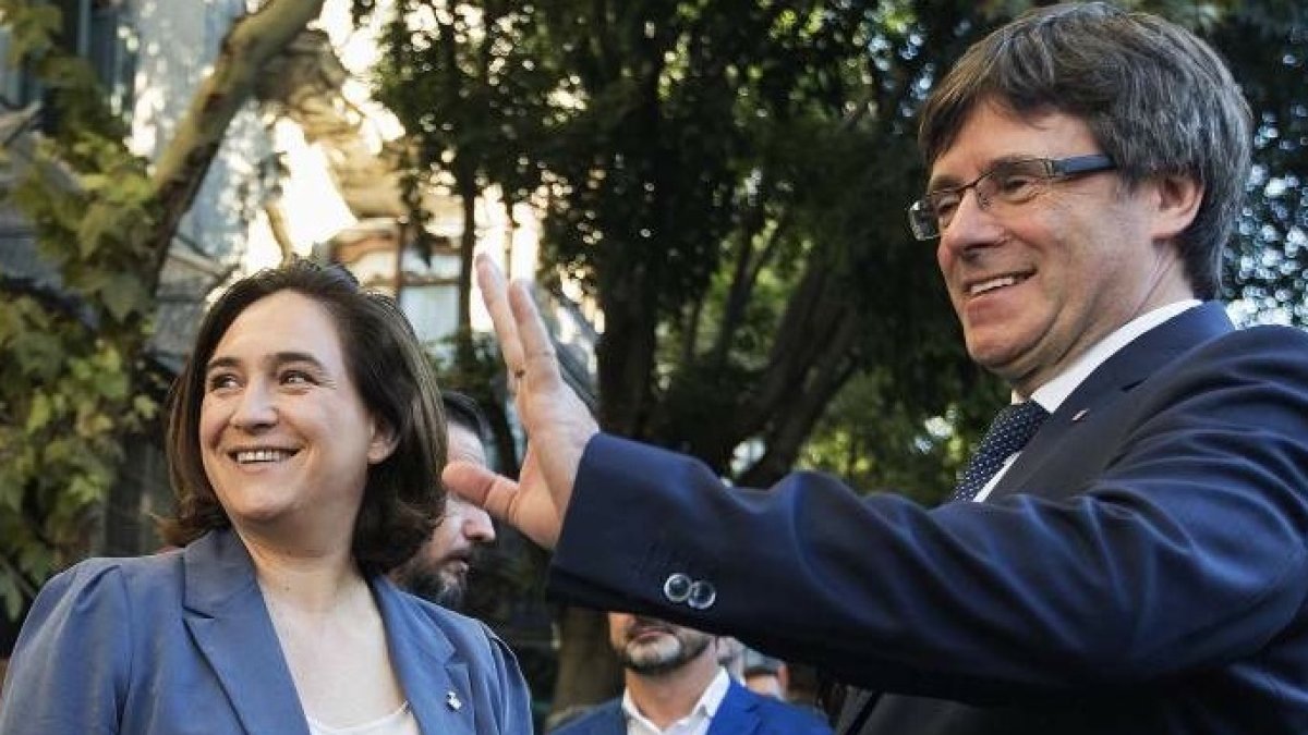 Ada Colau y Puigdemont: sus bandazos dejan a Barcelona sin la Agencia del Medicamento.