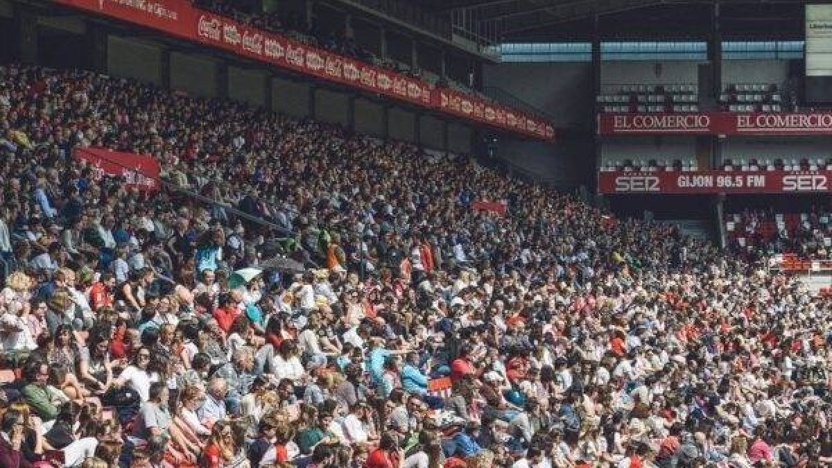 Casi 10.000 aficionados con el fútbol femenino en El Molinón