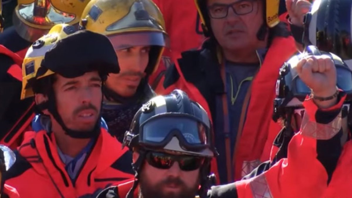 Varios de los bomberos independentistas que se manifestaron el lunes.