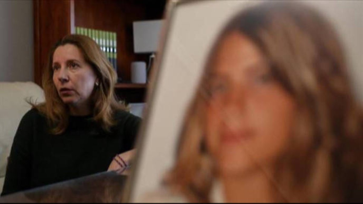 Eva Casanueva, con un retrato de Marta en primer término