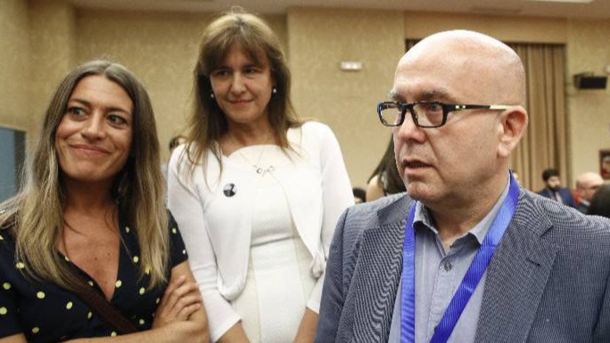 El abogado de Puigdemont, Gonzaló Boyé, junto con las diputadas Nogueras y Borrás, de JxCAT.