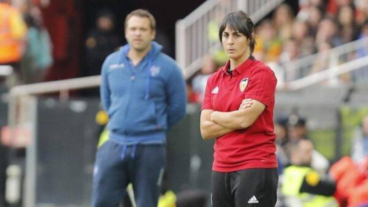 Carol Miranda toma el mando del Valencia en el derbi de Mestalla