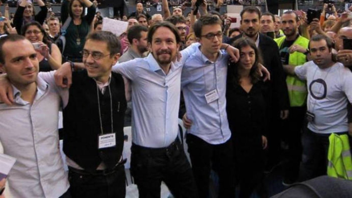 Luis Alegre, primero por la izquierda, en Vistalegre 1