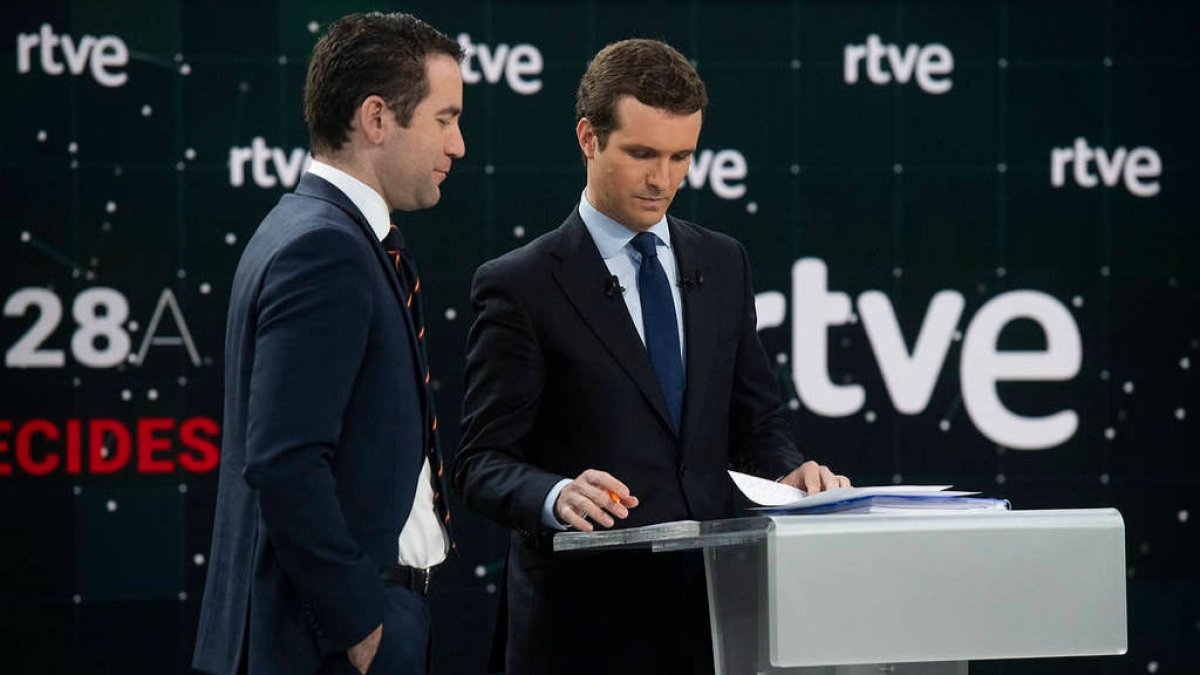 Pablo Casado y Teodoro García Egea en los instantes previos al debate de TVE.