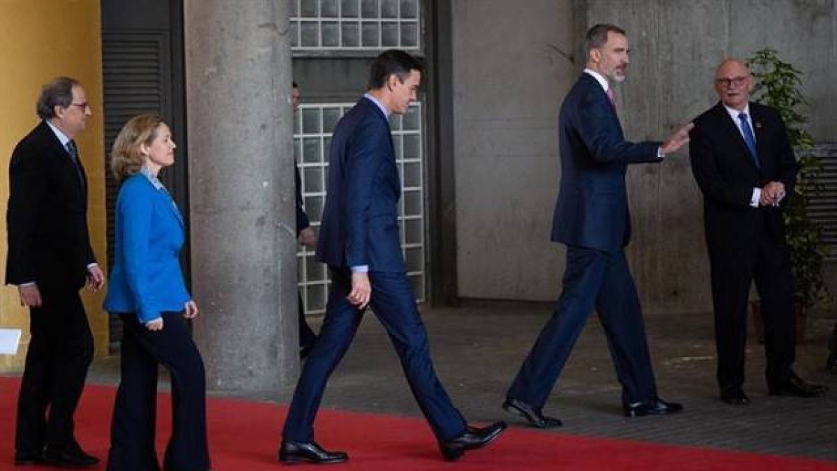 El Rey, seguido por el presidente Sánchez, la ministra Calviño y el presidente Torra